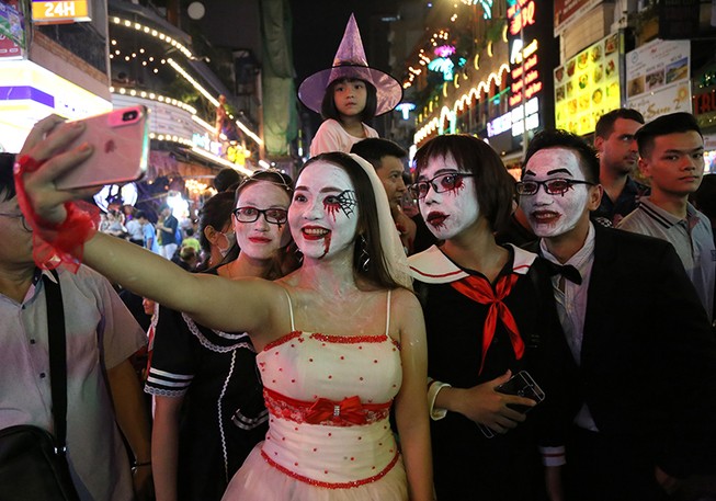 'Ma quỷ' tràn ngập phố đi bộ Bùi Viện đêm Halloween