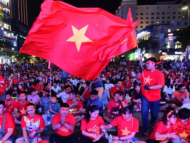 'Mỹ Đình thu nhỏ' trên phố Nguyễn Huệ cổ vũ tuyển Việt Nam