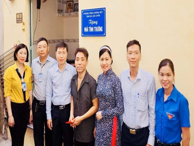 Phòng Công chứng số 7 trao nhà tình thương