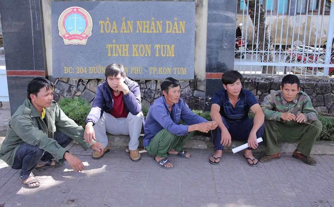 Chánh án tỉnh Kon Tum làm thẩm phán dự khuyết vụ gỗ khô