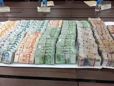 Hai người Việt trộm 7,7 tỉ đồng bị bắt ở Singapore