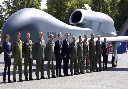 Ai đứng sau lập trường bài Nga của NATO?