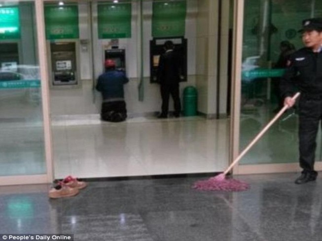 Chuyện về đôi giày bẩn trước trụ ATM gây xúc động mạnh