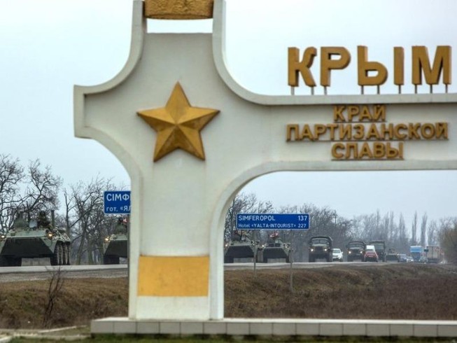 Kiev tăng quân dọc biên giới Crimea