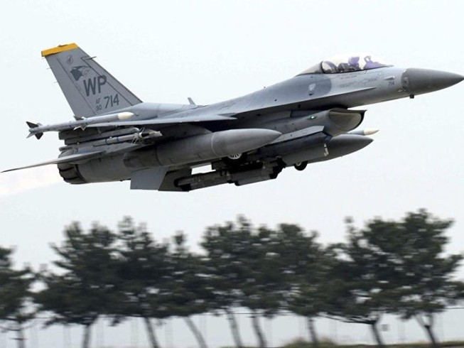 F-16 Mỹ bốc cháy, phi công trút nhiên liệu xuống hồ