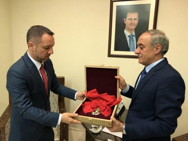 Ông Assad trả huân chương Bắc đẩu Bội tinh cho Pháp