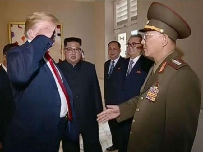 Ông Trump chào kiểu nhà binh với tướng Triều Tiên gây 'bão'