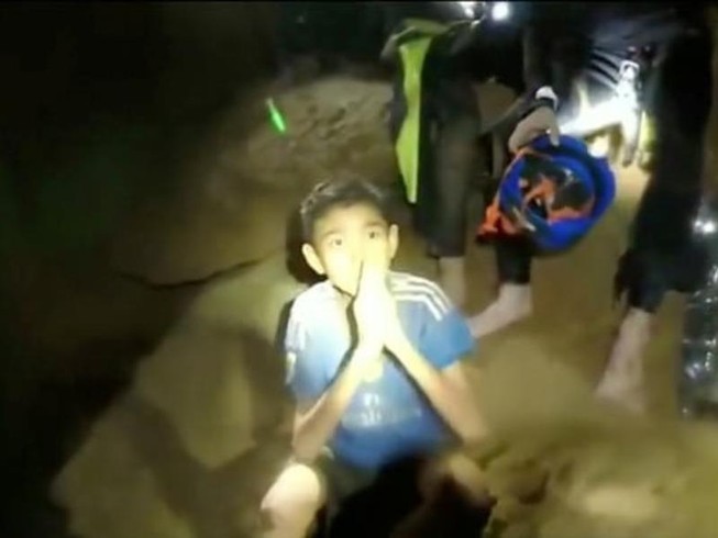 Video: Đội bóng nhí Thái Lan chào và cám ơn mọi người