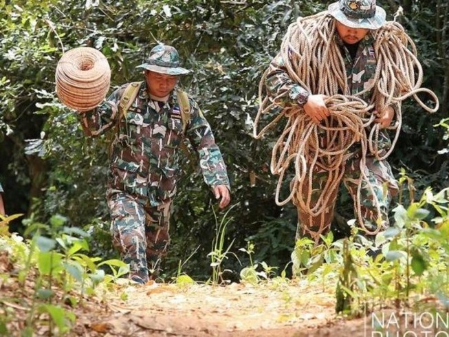Thợ săn tổ yến quần nát núi tìm đường cứu đội bóng Thái Lan