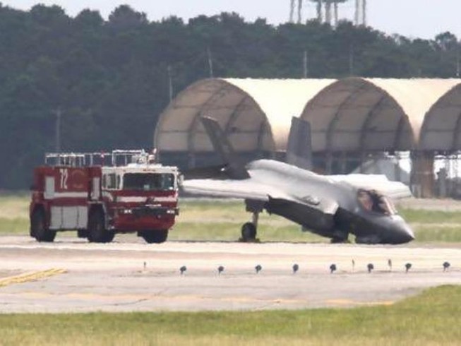 Siêu tiêm kích F-35 Mỹ gãy càng, cắm mũi xuống đường băng