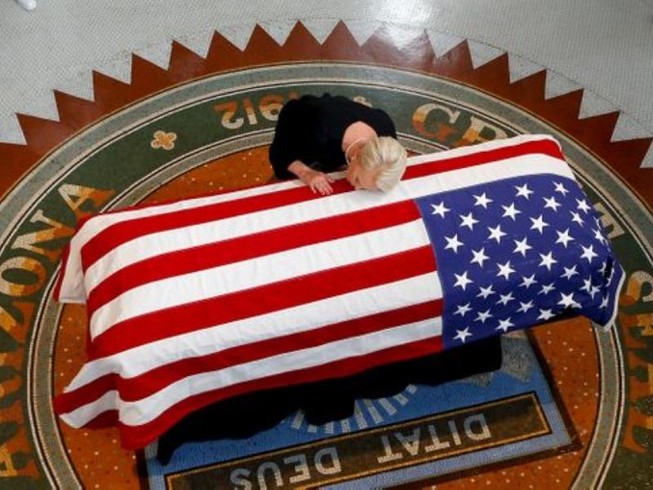 Vợ nghị sĩ McCain hôn lên linh cữu của chồng