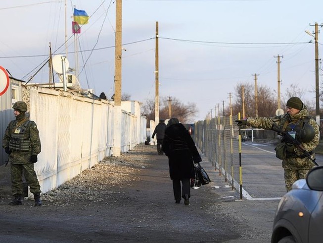 Ukraine cấm công dân Nga 16-60 tuổi nhập cảnh