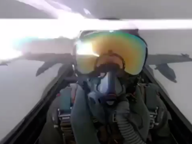 Tiêm kích F/A-18 bị sét đánh, phi công hoảng sợ