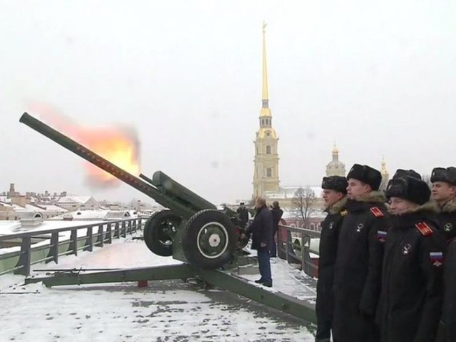 Video ông Putin đích thân khai hỏa lựu pháo mừng Giáng sinh
