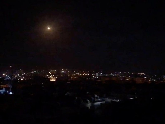 Israel phóng tên lửa, 11 người thiệt mạng