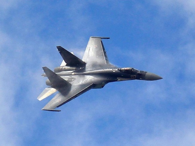 Hình ảnh Su-35 Nga 'khóa chết' tiêm kích Mỹ gây xôn xao
