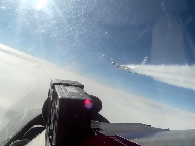 Nga tung tiêm kích Su-27 chặn trinh sát cơ Mỹ gần biên giới