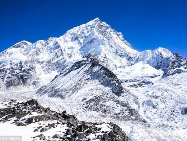 Băng tan trên đỉnh Everest để lộ ra hàng trăm thi thể