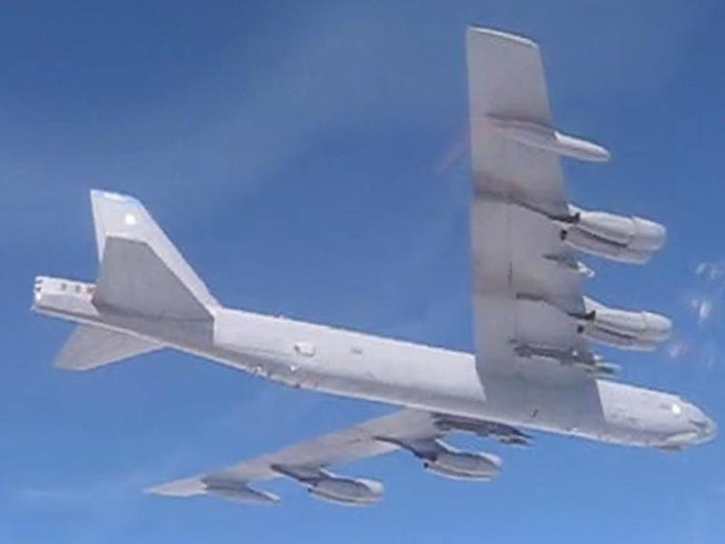 Su-27 Nga chặn oanh tạc cơ B-52 Mỹ tiếp cận biên giới