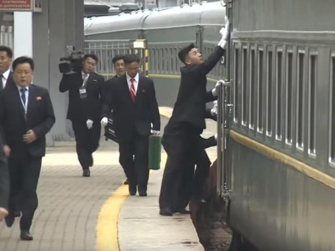 Video: Dàn vệ sĩ của ông Kim chạy vào ga ở Nga để lau cửa tàu