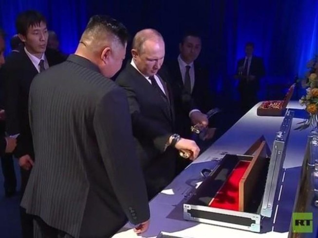 Ông Putin và ông Kim Jong-un tặng bảo kiếm cho nhau