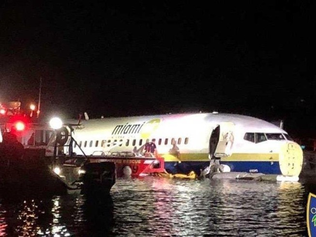 Máy bay Boeing 737 chở hơn 140 người lao xuống sông ở Mỹ