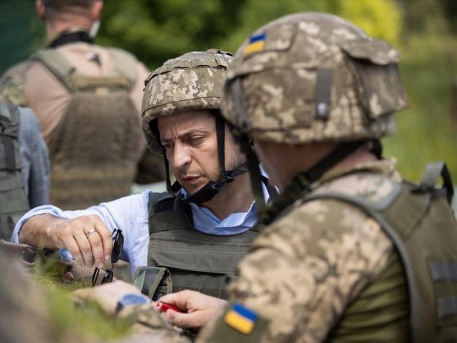 Ông Zelenskiy thị sát vùng chiến sự miền Đông Ukraine