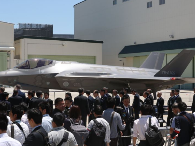 Nhật tìm thấy mảnh vỡ F-35 trong lúc ông Trump đến thăm
