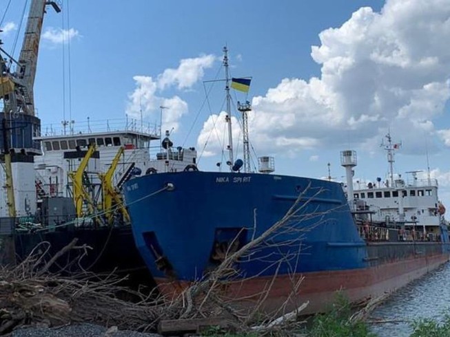 Ukraine trả đũa bắt tàu dầu Nga, Nga nói hành động cướp biển