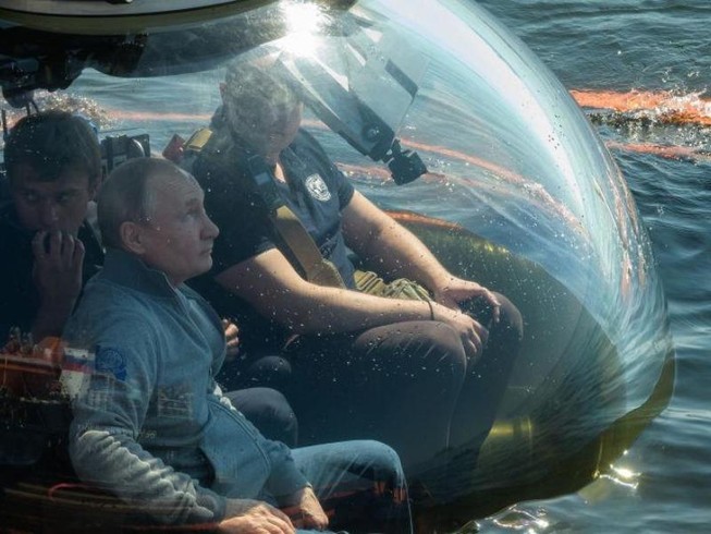 Ông Putin lặn xuống đáy biển thăm xác tàu ngầm Thế chiến 2