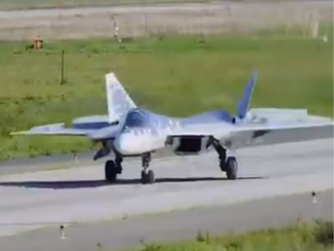 Video: Pha hạ cánh bất thường của tiêm kích Su-57 Nga