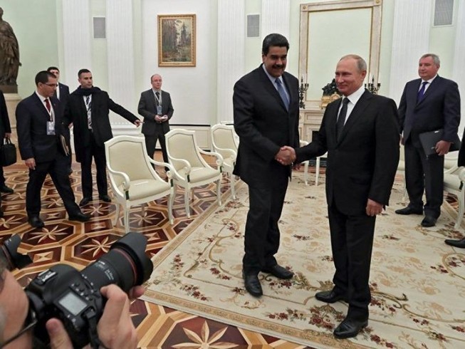 Video: Ông Maduro tặng thanh gươm cho ông Putin