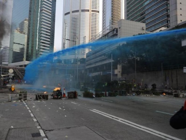Cảnh sát Hong Kong bắn hai phát súng cảnh cáo người biểu tình