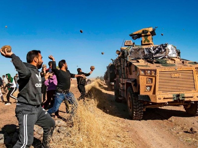 Người Kurd ném đá vào đoàn xe Nga-Thổ Nhĩ Kỳ tuần tra ở Syria
