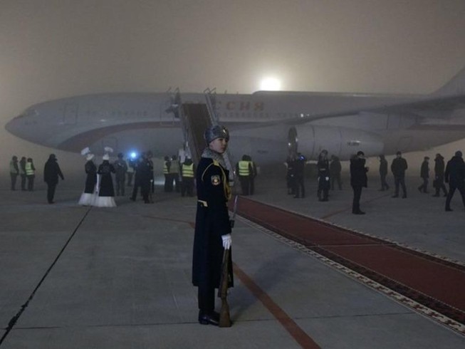 Chuyên cơ chở ông Putin hạ cánh bất chấp sương mù dày đặc
