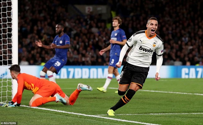 Chelsea thua sốc trên sân nhà, Ajax chiếm ngôi đầu bảng
