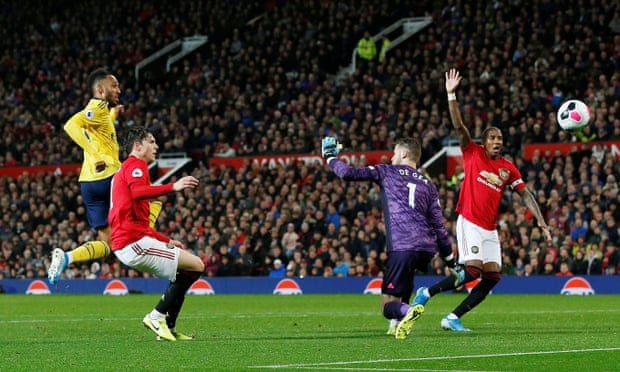 Huyền thoại chỉ trích MU nặng nề khi để Arsenal chia điểm