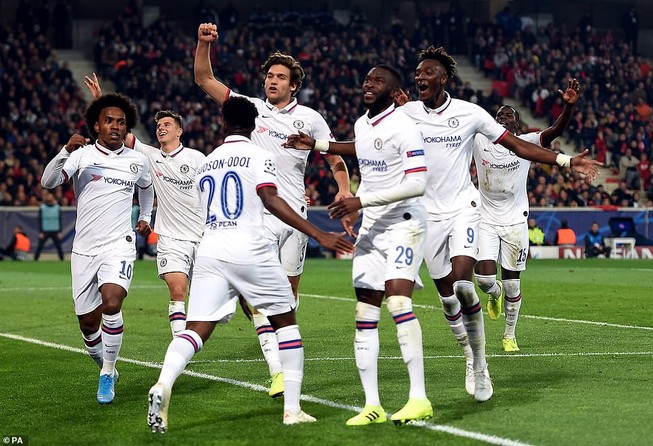 Chelsea có 3 điểm nhờ siêu phẩm, Ajax hủy diệt 'bầy dơi'