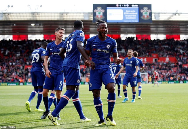 Chelsea thắng tưng bừng, Arsenal 'gồng mình' giữ 3 điểm