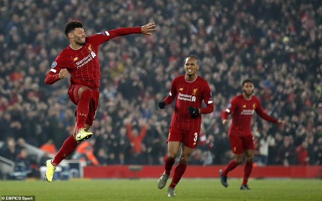 Napoli chia điểm sân nhà, Liverpool hạ Salzburg lên ngôi đầu
