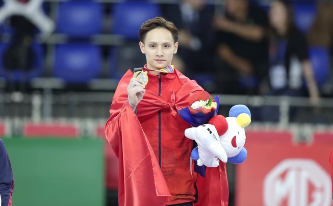 Phương Thành giành 'cú đúp vàng' môn TDDC tại SEA Games 30