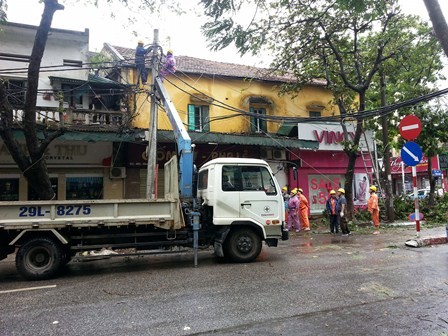 Hệ thống điện miền Bắc đang được khắc phục sau bão