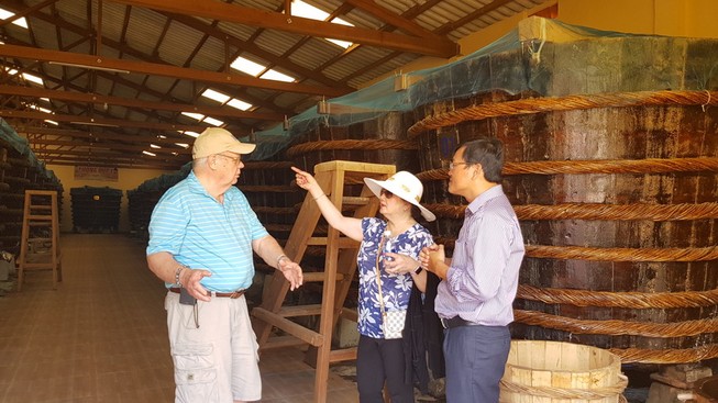 Dự thảo TCVN 12607:2019 về Quy phạm thực hành sản xuất nước mắm thời gian qua gây rất nhiều tranh cãi. Trong ảnh: Du khách thăm một nhà thùng sản xuất nước nắm truyền thống ở Phú Quốc- Ảnh: TRẤN GIANG