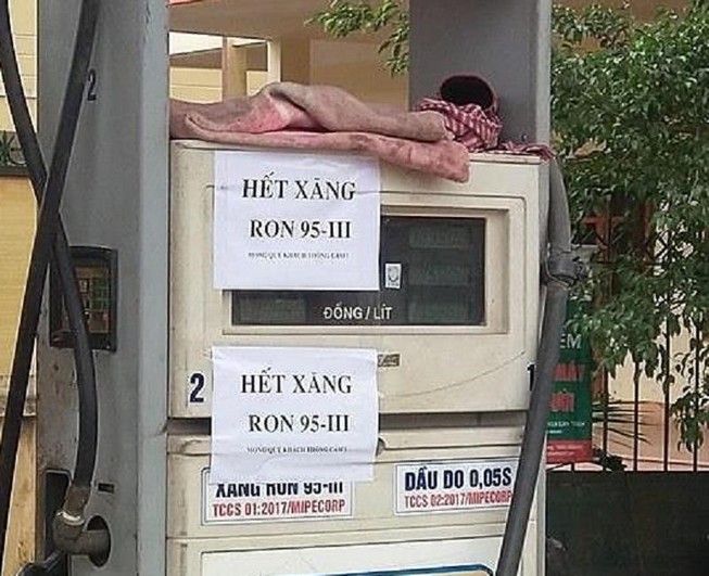 Nhiều cửa hàng ở Hà Nội thông báo 'hết xăng A95'