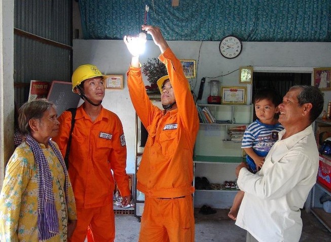 Bộ Công Thương muốn đóng dấu mật với giá điện, xăng dầu
