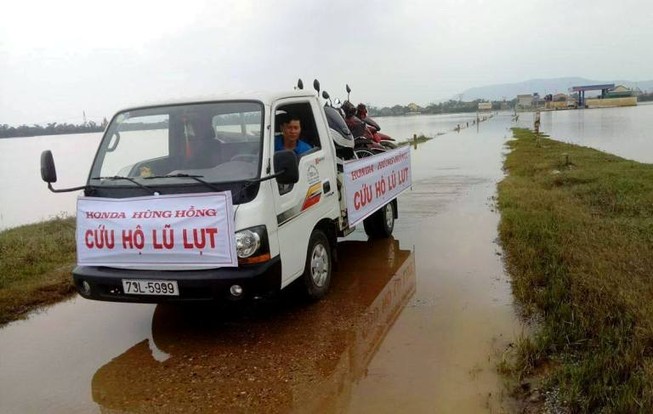 Honda Việt Nam chia sẻ với đồng bào lũ lụt miền Trung