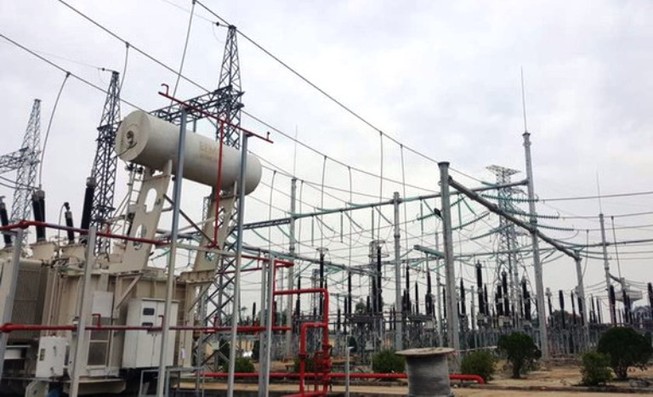 Lắp hệ thống cột, xà Trạm biến áp 220 kV Đồng Hới