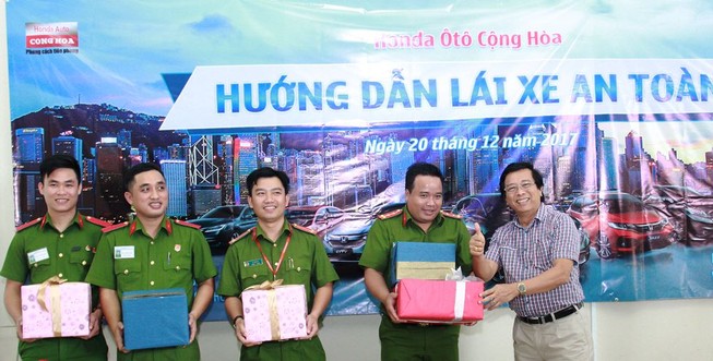 Honda Cộng Hòa: 'Hành xác' gần 50 chiến sĩ giao thông