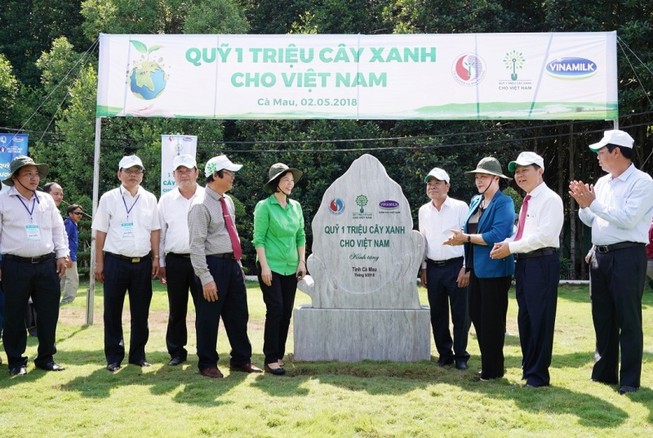 Vinamilk: trồng 100.000 cây xanh, tặng 66.000 ly sữa ở đất Mũi