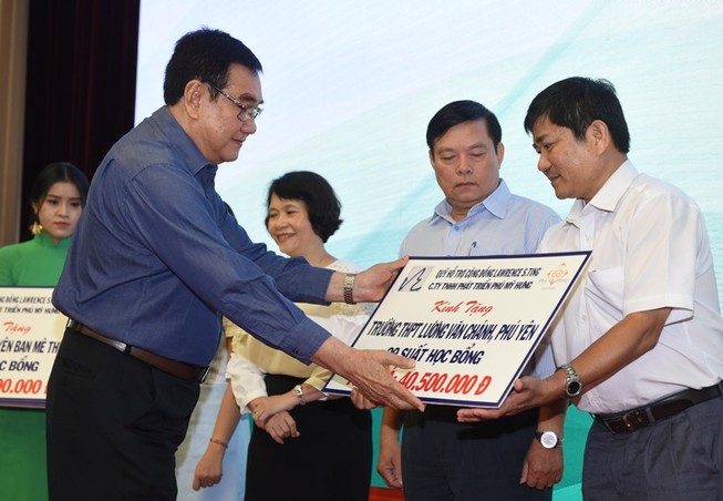 Quỹ Lawrence S. Ting trao 8,39 tỷ đồng học bổng